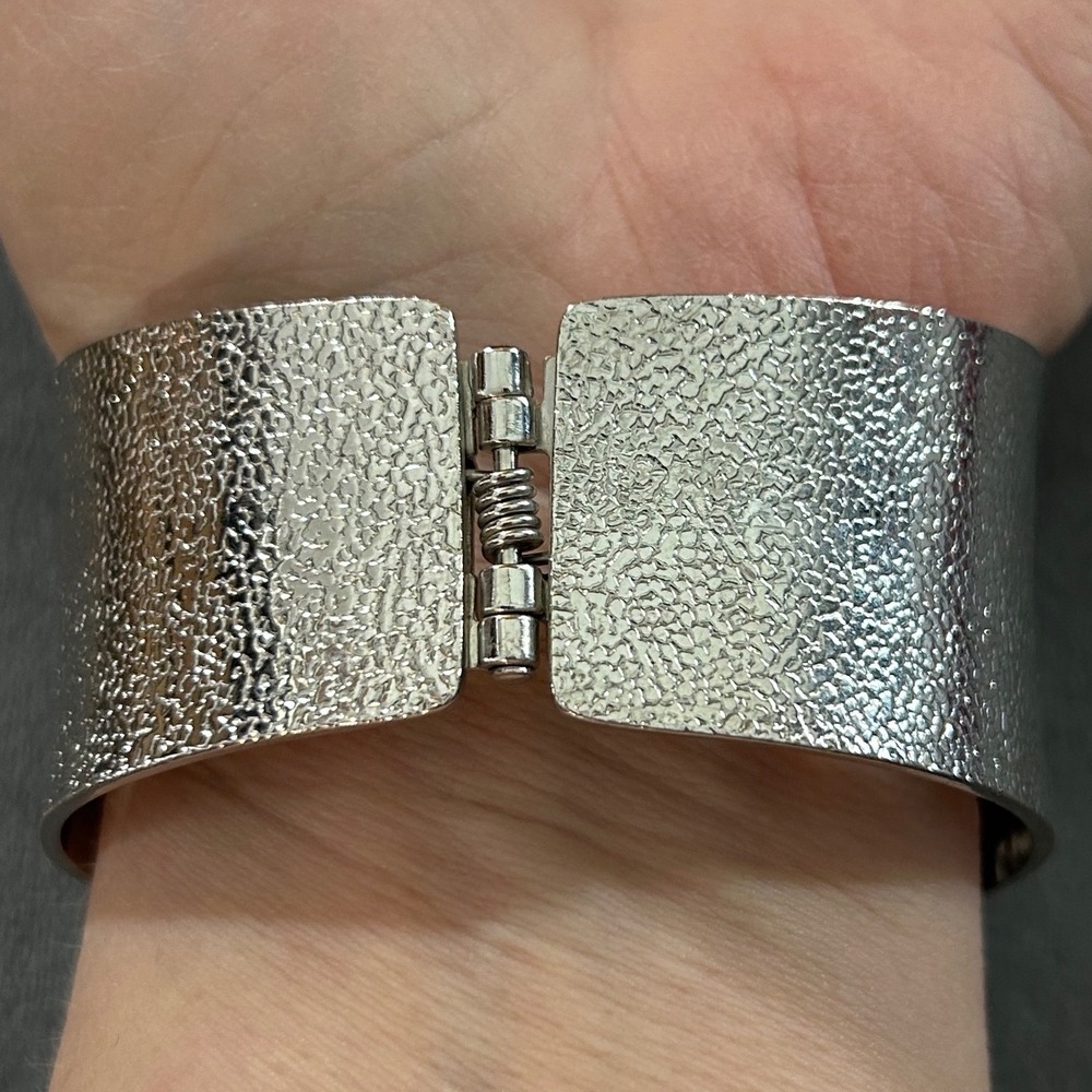 Vintage Textured Silver Tone Hinged Cuff Bracelet – Wide Modernist Style - Picture 2 of 3